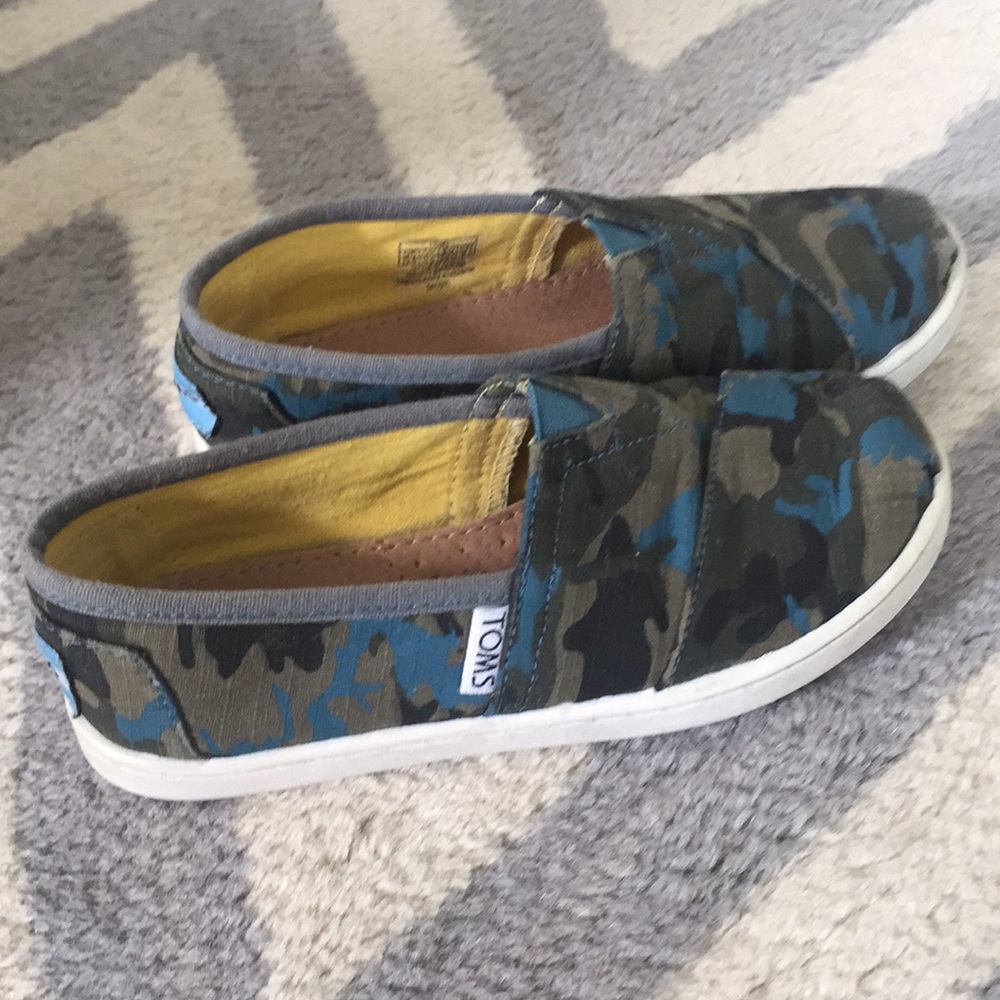 TOMS camouflage boys shoes